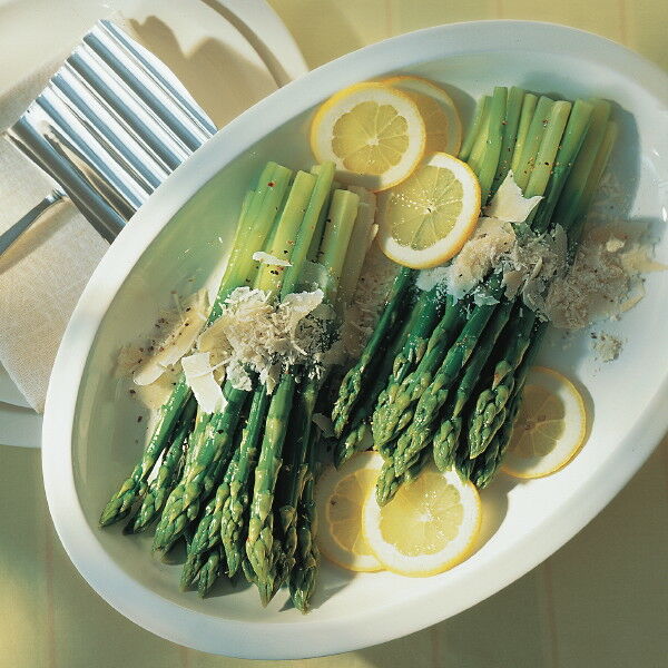 Grüner Spargel mit Parmesan Rezept | Küchengötter Grüner Spargel mit Parmesan Rezept | Küchengötter