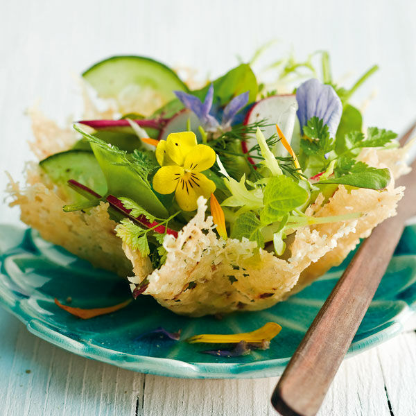 Frühlingssalat im Parmesankörbchen Rezept | Küchengötter