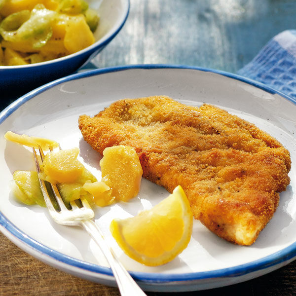 Panierte Schnitzel mit Kartoffel-Gurken-Salat Rezept | Küchengötter Panierte Schnitzel mit Kartoffel-Gurken-Salat Rezept | Küchengötter