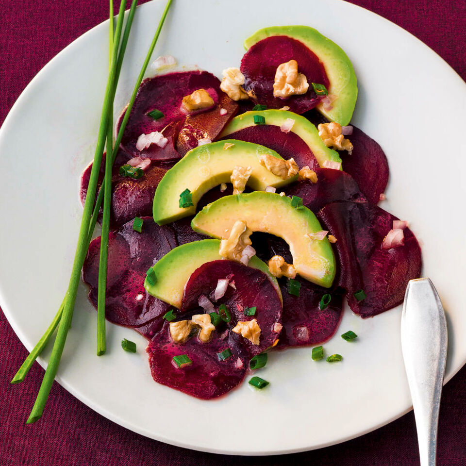Rote-Bete-Salat mit Avocado Rezept | Küchengötter Rote-Bete-Salat mit Avocado Rezept | Küchengötter