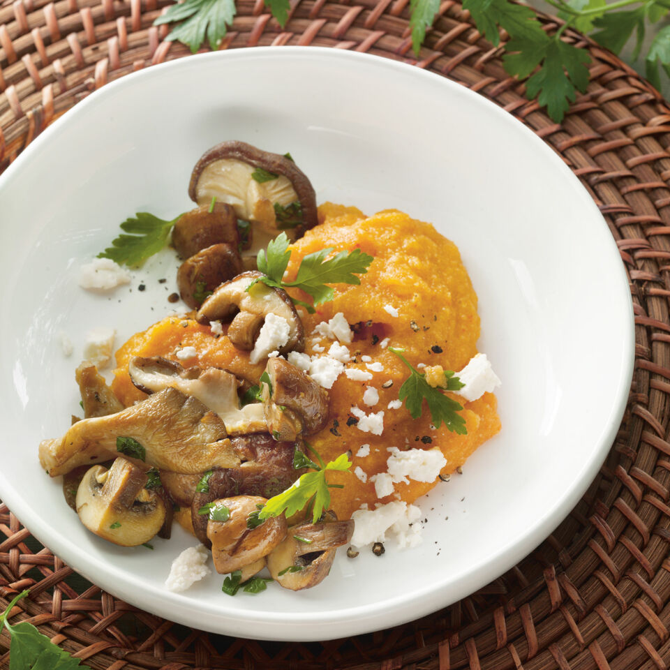 Paprika-Polenta mit Pilzen und Feta Rezept | Küchengötter Paprika-Polenta mit Pilzen und Feta Rezept | Küchengötter