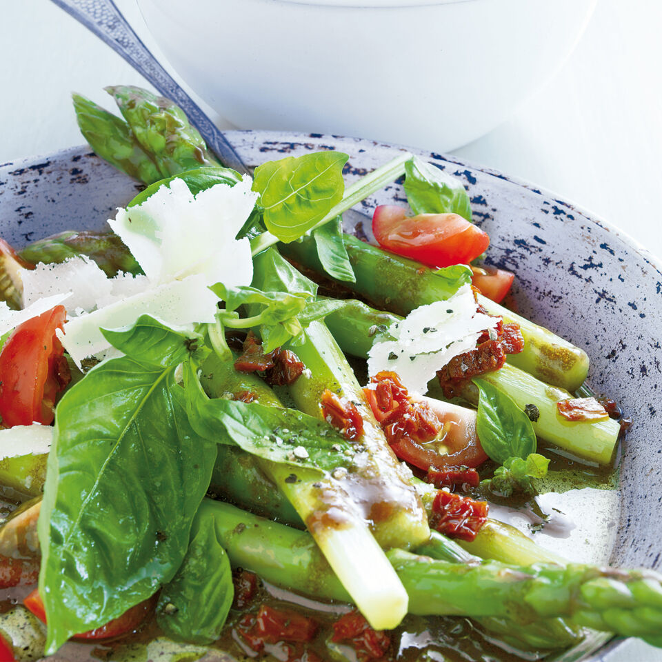 Spargelsalat mit Parmesan Rezept | Küchengötter