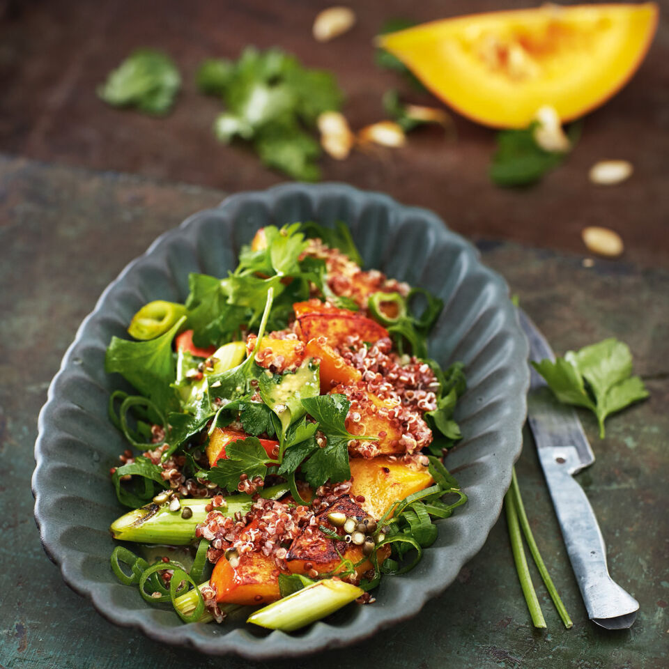 Kürbis-Quinoa-Salat mit Ahornsirup-Pfeffer-Dressing Rezept | Küchengötter