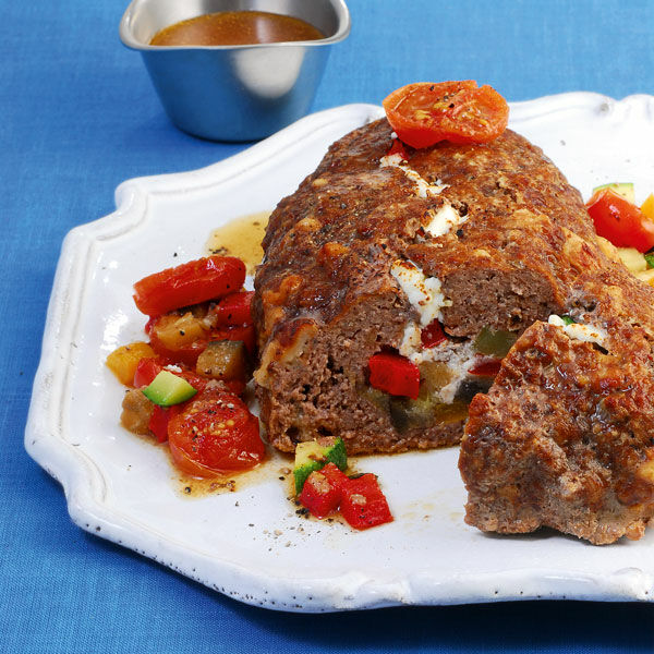 Hackbraten mit Ratatouille-Feta-Füllung Rezept | Küchengötter Hackbraten mit Ratatouille-Feta-Füllung Rezept | Küchengötter