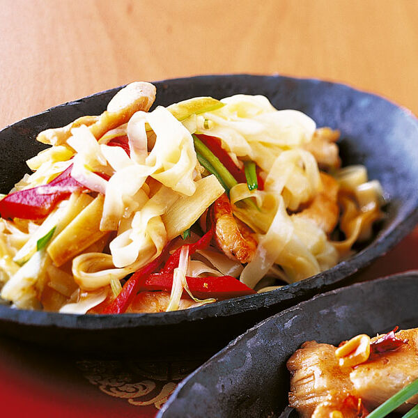 Gebratene Nudeln mit Huhn und Bambus Rezept | Küchengötter Gebratene Nudeln mit Huhn und Bambus Rezept | Küchengötter