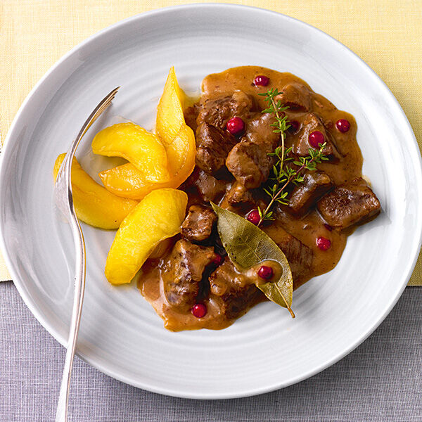 Hirschgulasch mit Äpfeln Rezept | Küchengötter Hirschgulasch mit Äpfeln Rezept | Küchengötter