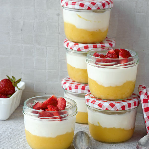 Zitronen-Joghurt mit Erdbeeren Rezept | Küchengötter