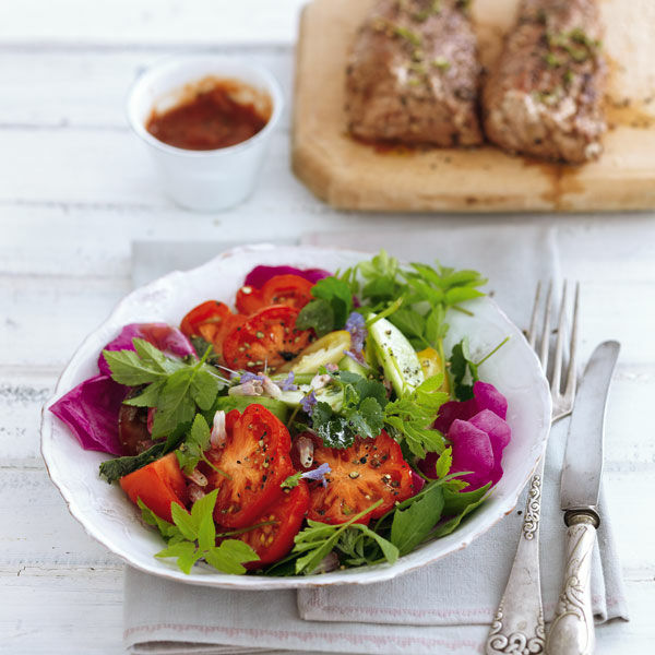 Schweinefilet mit Kräuter-Tomaten-Salat Rezept | Küchengötter