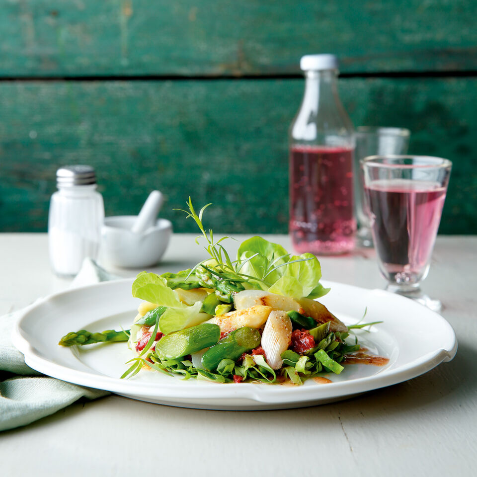 Veganer Blattsalat mit gebratenem Spargel und Rhabarberdressing ...
