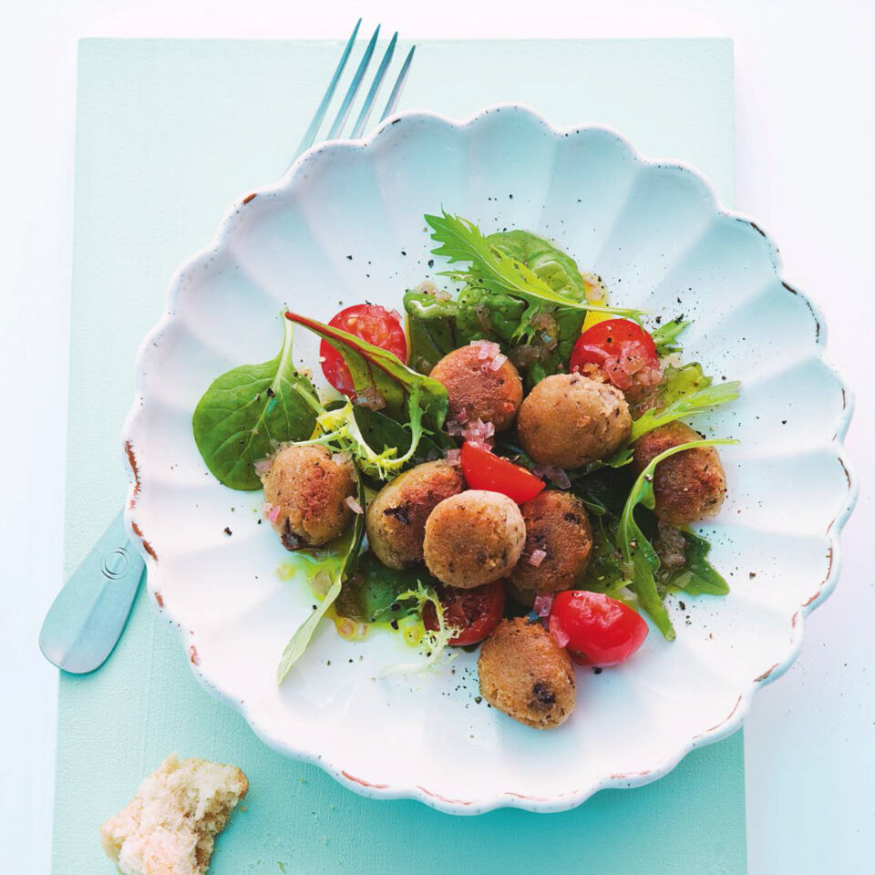 Blattsalat mit Pfifferling-Gnocchi und Tomaten Rezept | Küchengötter
