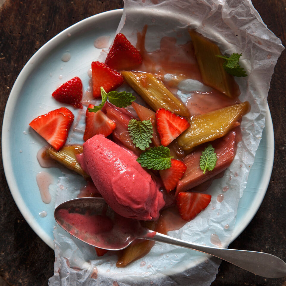Veganer gedämpfter Rhabarber mit Erdbeer-Vanille-Eis Rezept | Küchengötter