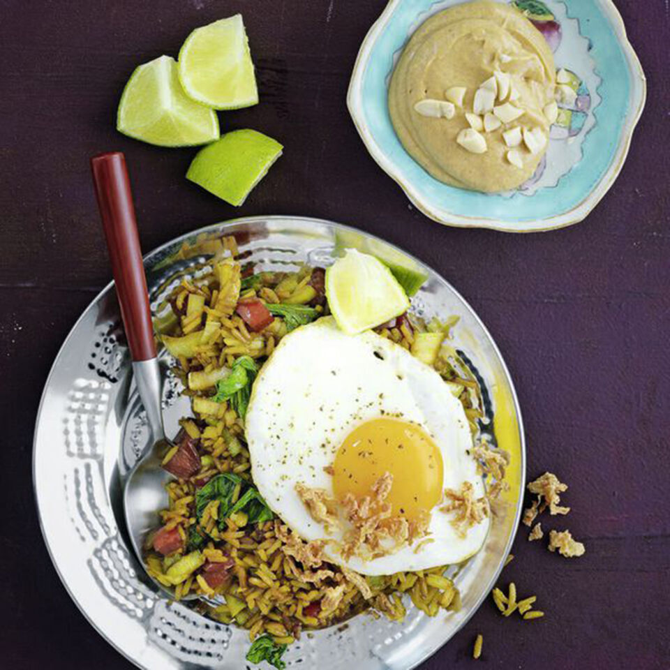 Nasi Goreng mit Ei und Erdnusssauce Rezept | Küchengötter