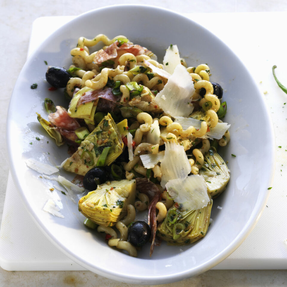 Rezept für Nudelsalat mit Oliven, Artischocken und Salami | Küchengötter