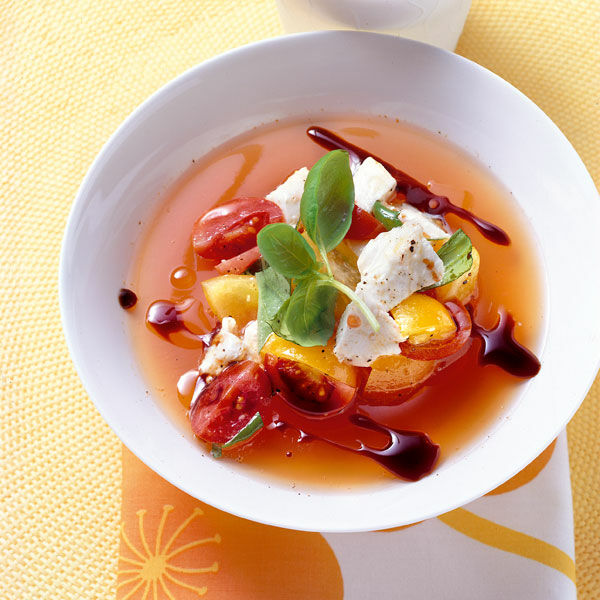 Tomatensuppe mit Büffel-Mozzarella und Basilikum