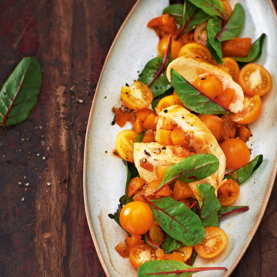 Salat mit Hähnchen, gelben Tomaten und Aprikosen-Chutney Rezept ... Salat mit Hähnchen, gelben Tomaten und Aprikosen-Chutney Rezept ...