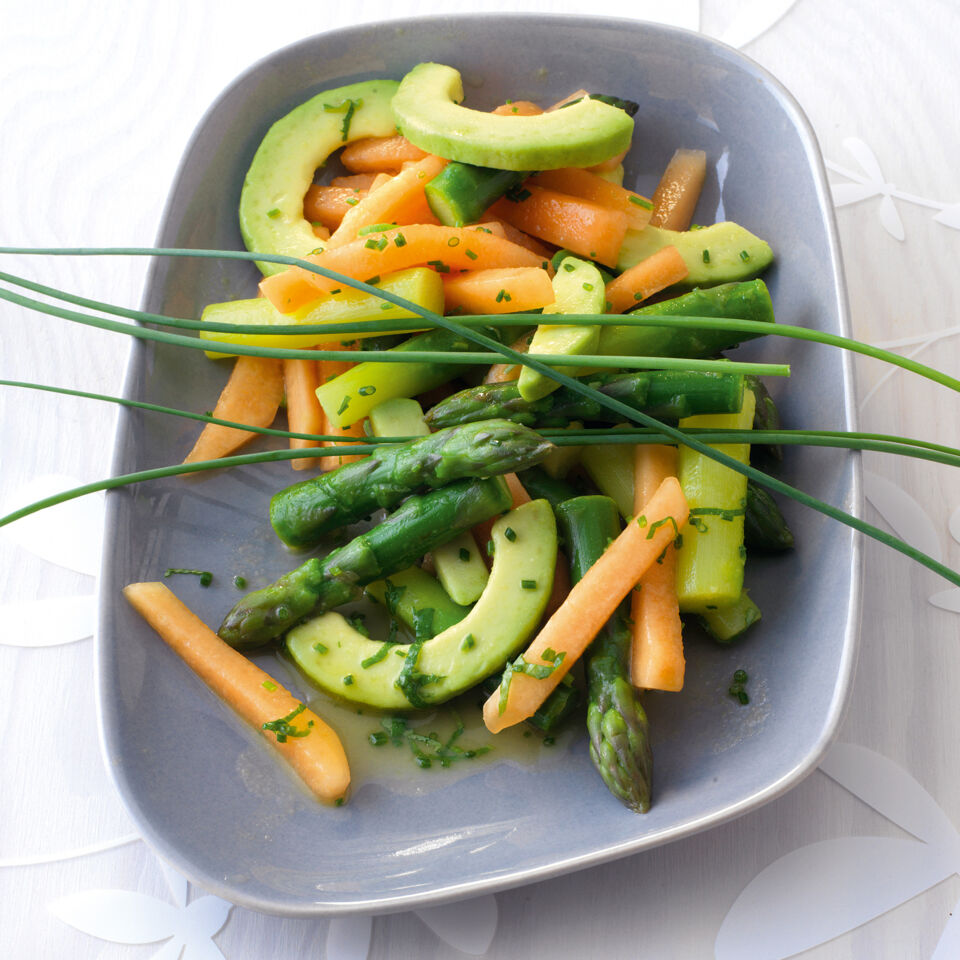 Rezept für Lauwarmer Spargelsalat mit Melone und Avocado | Küchengötter