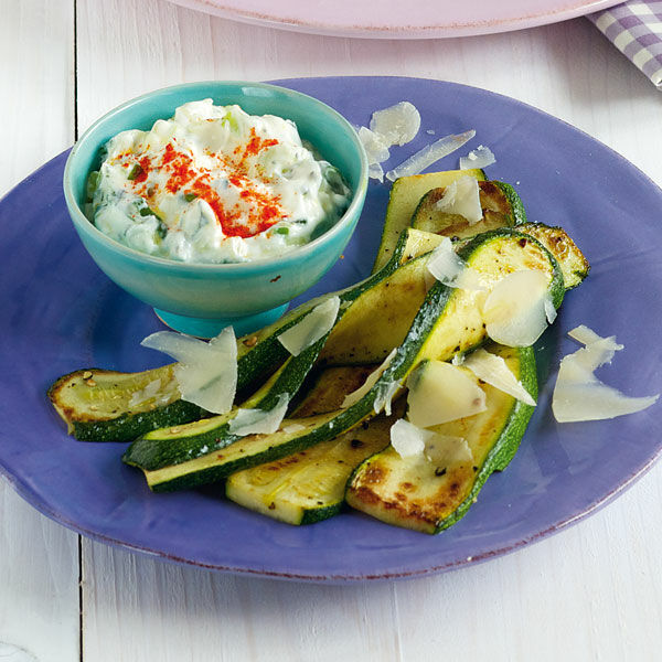 Zucchini mit Salbei-Zwiebel-Dip Rezept | Küchengötter Zucchini mit Salbei-Zwiebel-Dip Rezept | Küchengötter