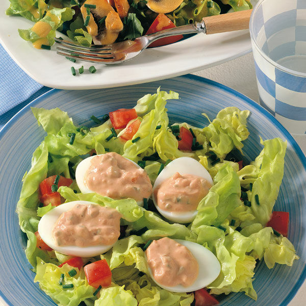 Kopfsalat mit Tomaten und gefüllten Eiern Rezept | Küchengötter