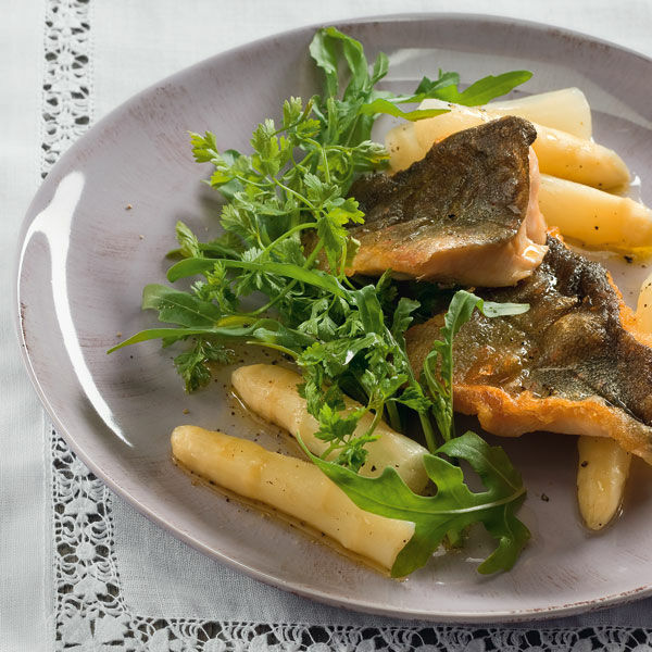 Spargelsalat mit gebratenem Fisch Rezept | Küchengötter