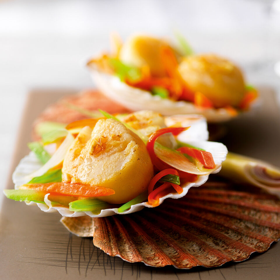 Jakobsmuscheln mit Zitronengrasbutter auf Julienne-Gemüse Rezept ... Jakobsmuscheln mit Zitronengrasbutter auf Julienne-Gemüse Rezept ...