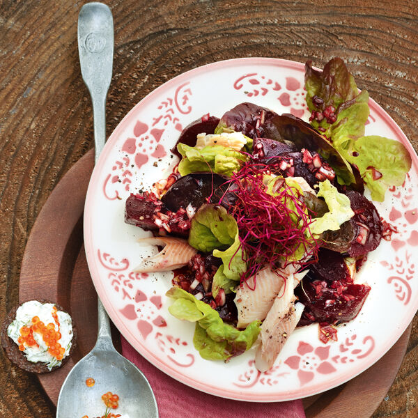 Blattsalat mit Roter Bete und Räucherforelle Rezept | Küchengötter