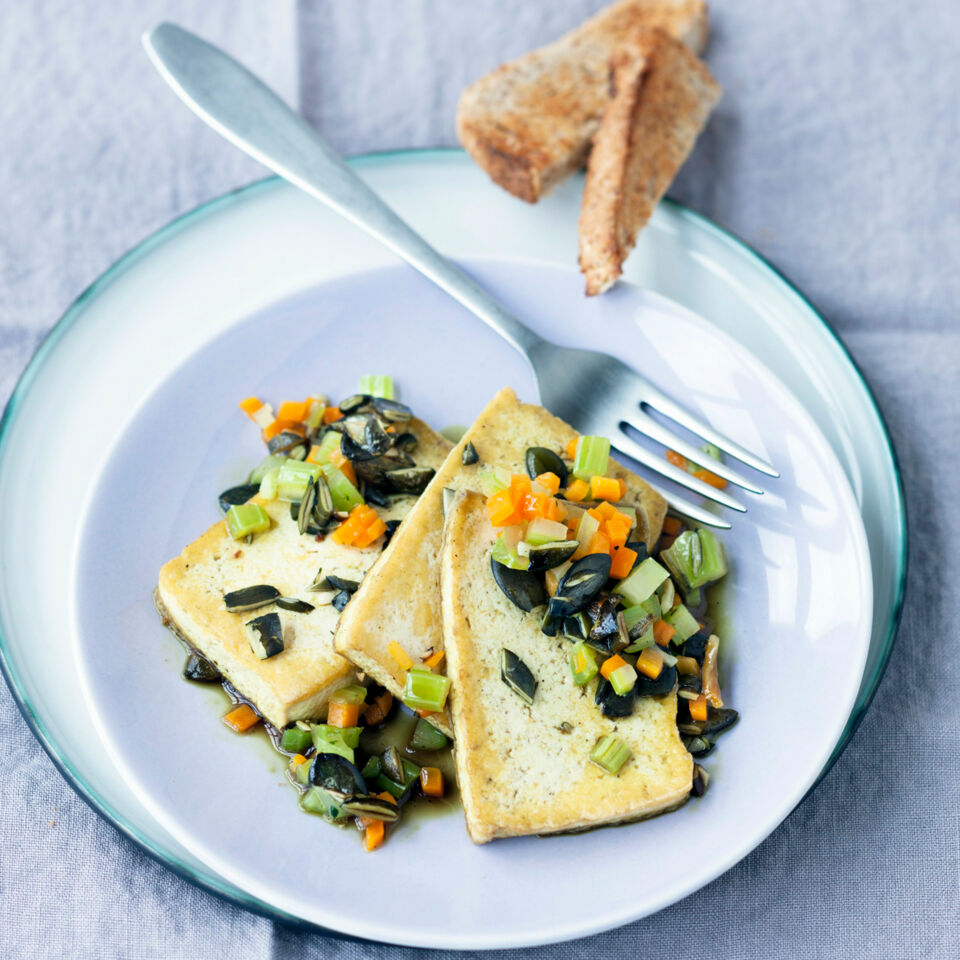 Gebratener Tofu mit Kürbiskernen Rezept | Küchengötter Gebratener Tofu mit Kürbiskernen Rezept | Küchengötter