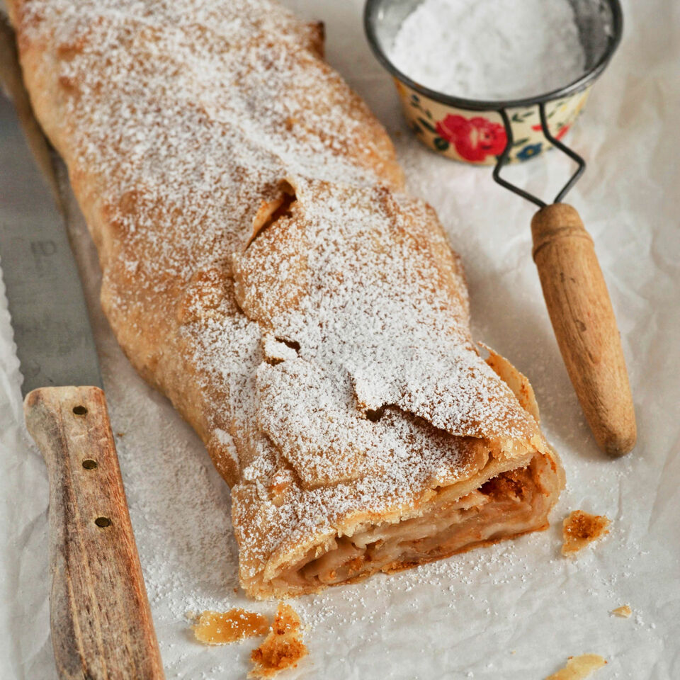 Apfelstrudel mit Sahne