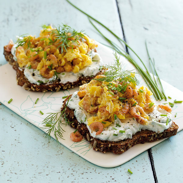 Abendbrot mit Krabben-Rührei Rezept | Küchengötter Abendbrot mit Krabben-Rührei Rezept | Küchengötter