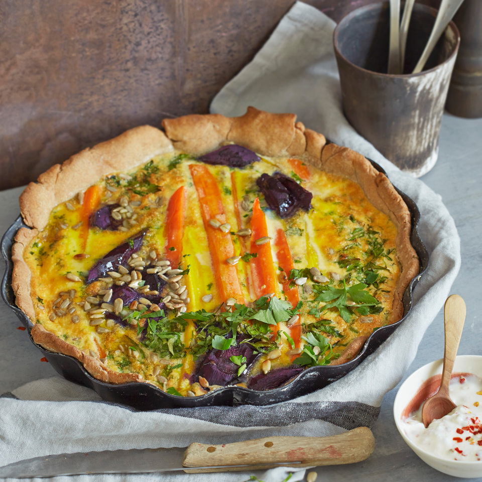 Bunte Möhren-Quiche mit Sonnenblumenkernen Rezept | Küchengötter Bunte Möhren-Quiche mit Sonnenblumenkernen Rezept | Küchengötter