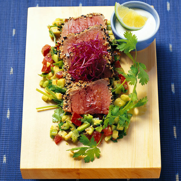 Thunfisch »schwarzweiß« mit Avocado und Sprossen Rezept | Küchengötter