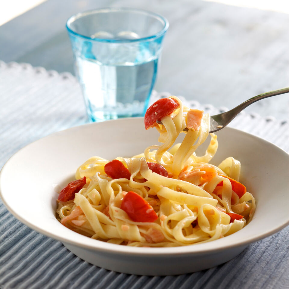 Pasta mit Lachs-Tomaten-Sahne Rezept | Küchengötter