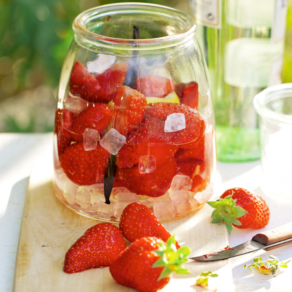 Erdbeerlikör mit Zitrone Rezept | Küchengötter Erdbeerlikör mit Zitrone Rezept | Küchengötter