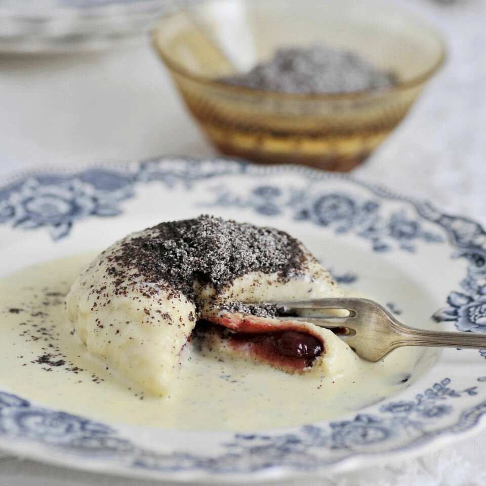 Germknödel mit Vanillesauce und Mohnzucker Rezept | Küchengötter Germknödel mit Vanillesauce und Mohnzucker Rezept | Küchengötter