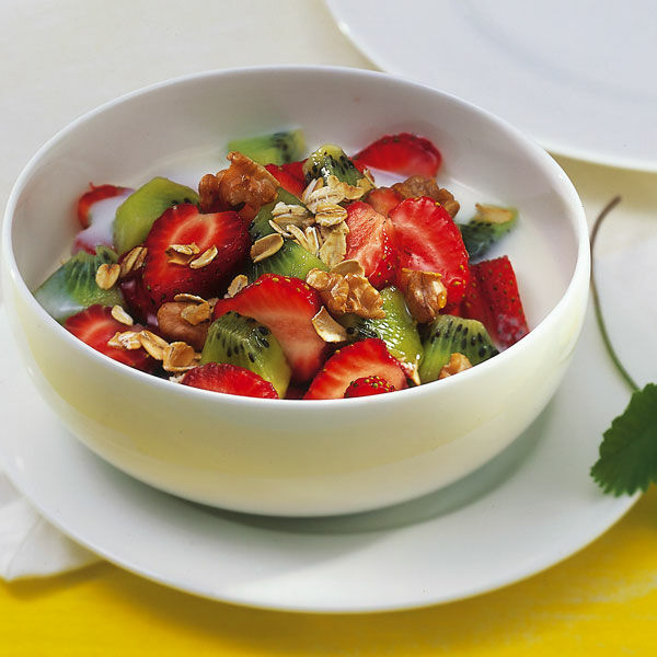 Erdbeer-Kiwi-Müsli mit Walnusskernen Rezept | Küchengötter