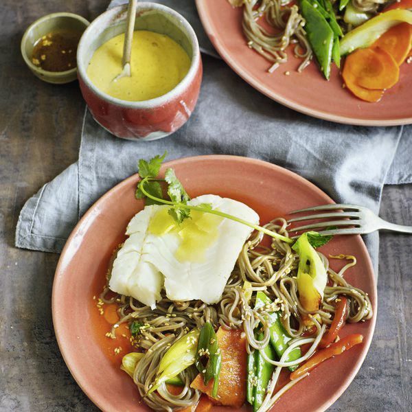 Gedämpfter Fisch auf Sesam-Nudel-Gemüse Rezept | Küchengötter Gedämpfter Fisch auf Sesam-Nudel-Gemüse Rezept | Küchengötter