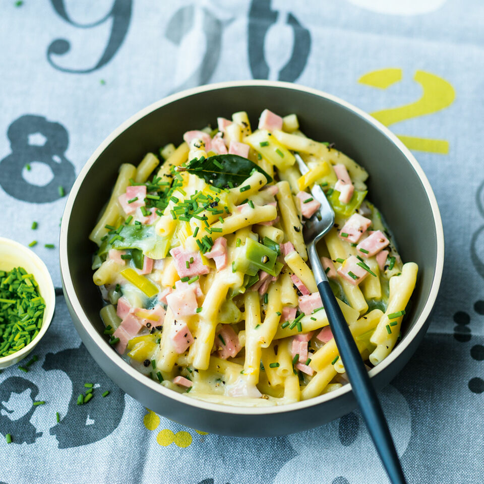 Käse-Schinken-Makkaroni mit Lauch Rezept | Küchengötter Käse-Schinken-Makkaroni mit Lauch Rezept | Küchengötter