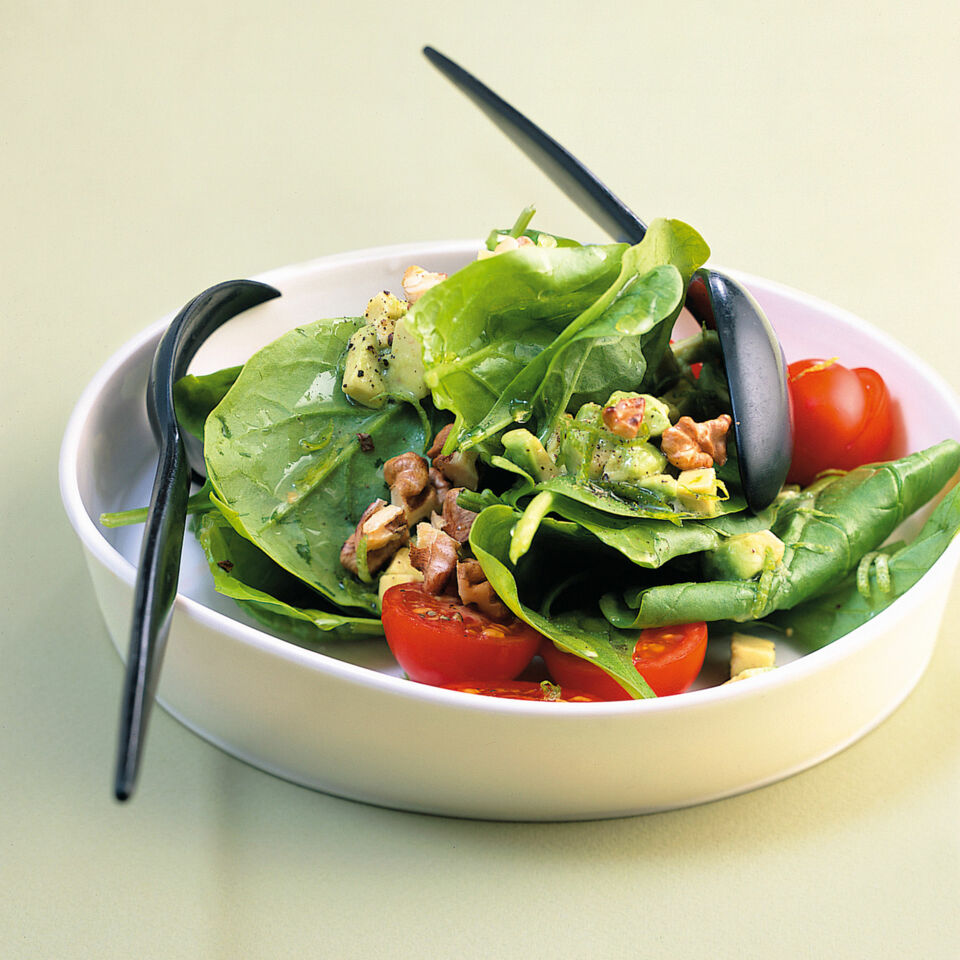 Spinatsalat mit Avocadodressing und Knuspernüssen Rezept | Küchengötter