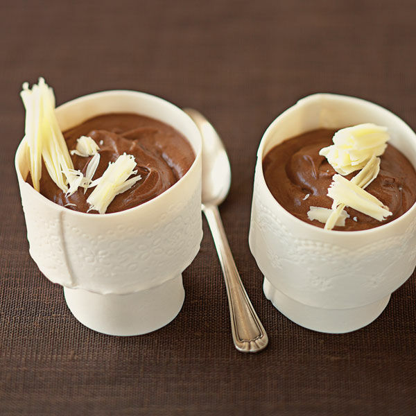 Mousse au Chocolat mit weißen Schoko-Raspeln Rezept | Küchengötter