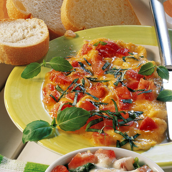 Tomaten-Rührei mit Basilikum Rezept | Küchengötter Tomaten-Rührei mit Basilikum Rezept | Küchengötter