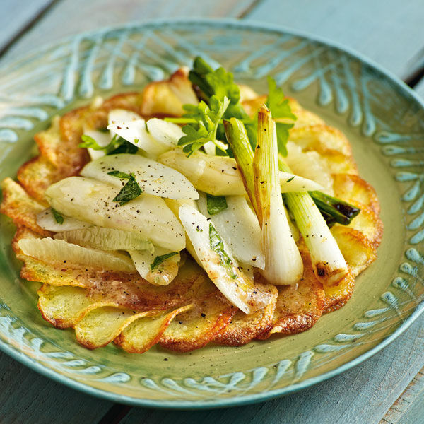 Spargelsalat auf Kartoffeltarte mit Zitronenfilets Rezept | Küchengötter