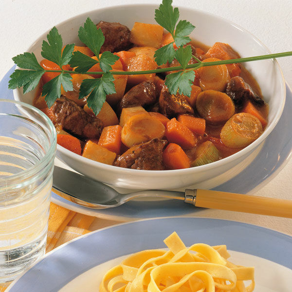Rinderragout mit Gemüse und Malzbier Rezept | Küchengötter Rinderragout mit Gemüse und Malzbier Rezept | Küchengötter