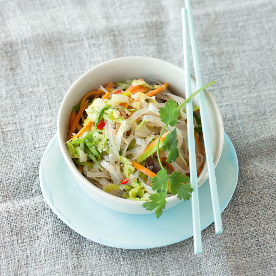 Rezept für Reisnudeln mit Chinakohl, Möhren und Pilzen | Küchengötter