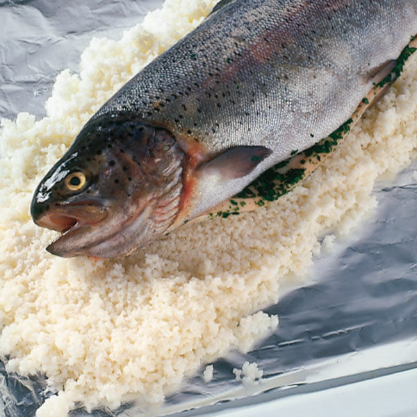 Lachsforelle in Salzkruste Rezept | Küchengötter Lachsforelle in Salzkruste Rezept | Küchengötter
