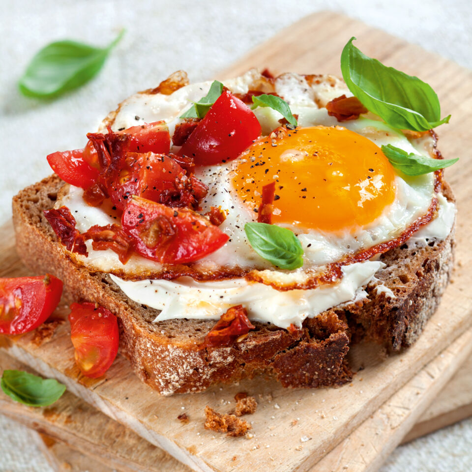 Vollkornbrot mit Tomaten-Ei Rezept | Küchengötter