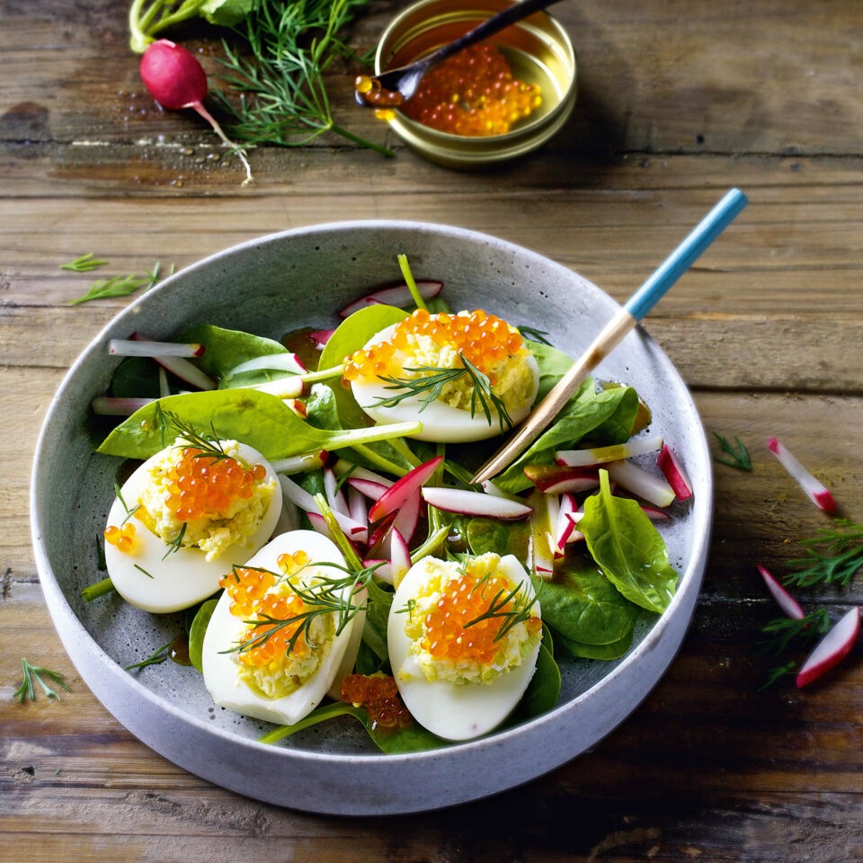 Gefüllte Eier auf Spinatsalat Rezept | Küchengötter