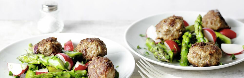 Hackbällchen mit Spargelsalat Hackbällchen mit Spargelsalat