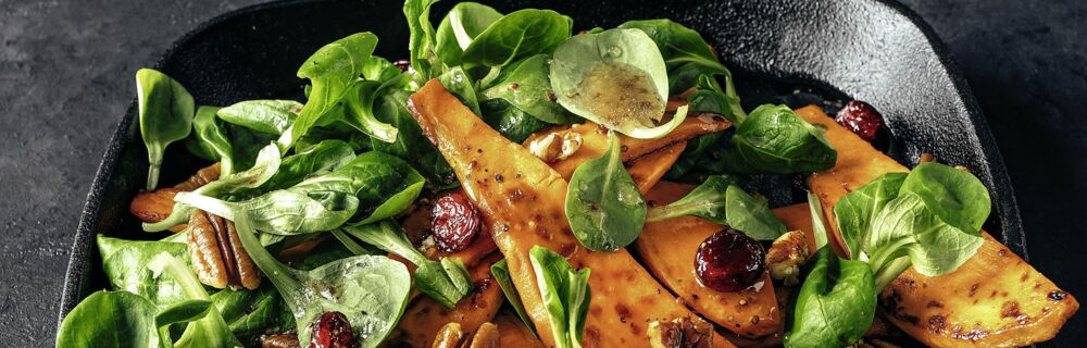 Warmer Süßkartoffelsalat mit Cranberrys und Pecannüssen Warmer Süßkartoffelsalat mit Cranberrys und Pecannüssen