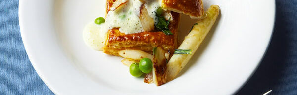 Blätterteigpastete mit weißem Spargel, Estragon und frischen Erbsen Blätterteigpastete mit weißem Spargel, Estragon und frischen Erbsen