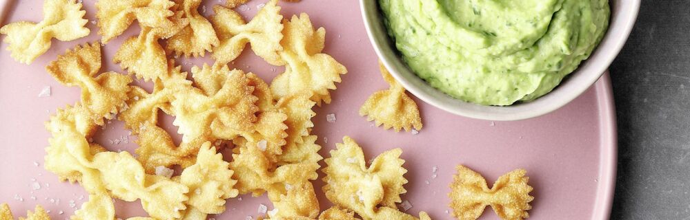 Nudelchips mit Avocadodip Nudelchips mit Avocadodip