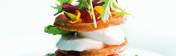 Caprese-Türmchen mit Crostini-Chips Caprese-Türmchen mit Crostini-Chips